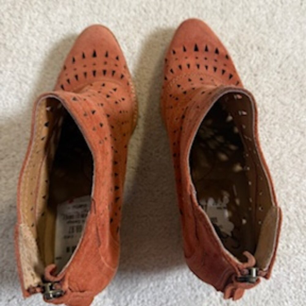 Sofft Rust Colored Booties, Size 8.